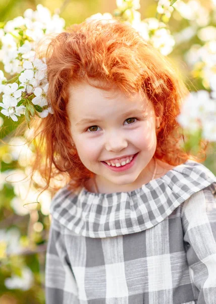 Portrait of little girl outdoors in summer — Stock Photo, Image