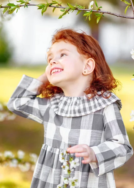 Ritratto di bambina all'aperto in estate — Foto Stock