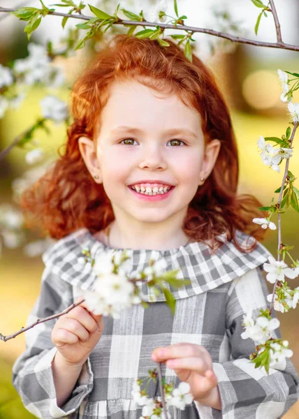 Ritratto di bambina all'aperto in estate — Foto Stock