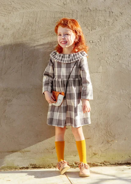 Retrato de niña al aire libre en verano —  Fotos de Stock