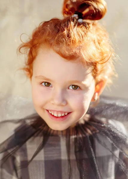 Retrato de niña al aire libre en verano —  Fotos de Stock