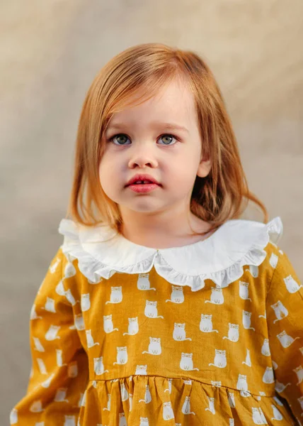 Retrato de menina ao ar livre no verão — Fotografia de Stock