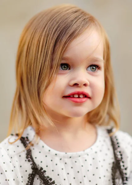 Retrato de niña al aire libre en verano — Foto de Stock