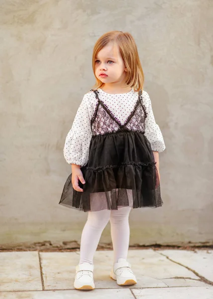 Portrait of little girl outdoors in summer — Stock Photo, Image