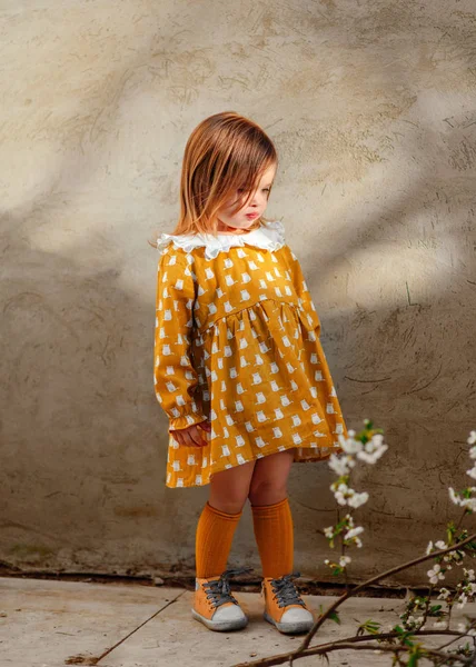 Porträt eines kleinen Mädchens im Sommer — Stockfoto