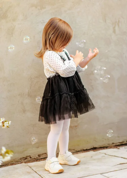 Portrait de petite fille en plein air en été — Photo