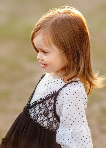 Portrait de petite fille en plein air en été — Photo