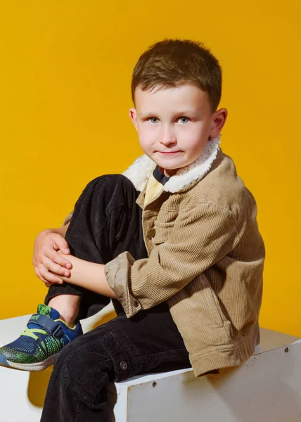 Porträt eines kleinen modischen Jungen im Atelier — Stockfoto