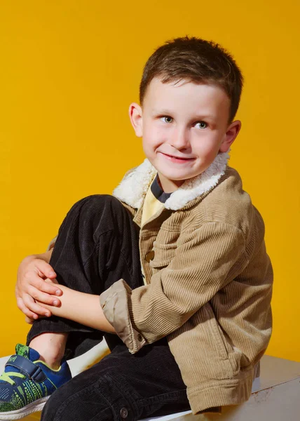 Porträtt av en liten fashionabel pojke i studion — Stockfoto