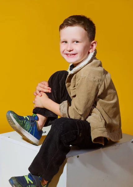 Porträt eines kleinen modischen Jungen im Atelier — Stockfoto