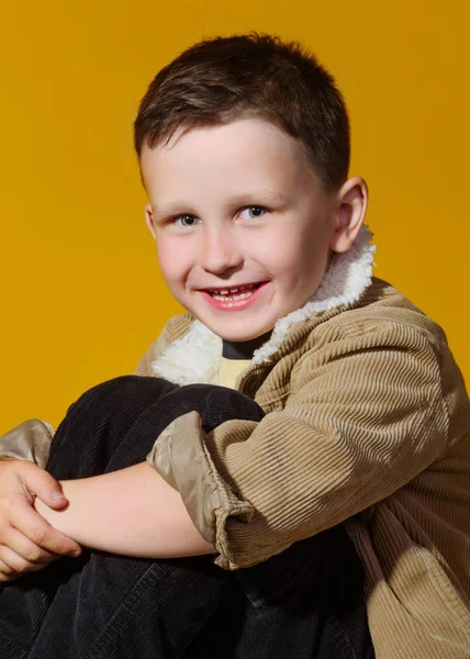 Porträt eines kleinen modischen Jungen im Atelier — Stockfoto