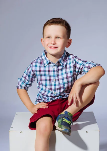 Portret małego, modnego chłopca w studiu — Zdjęcie stockowe