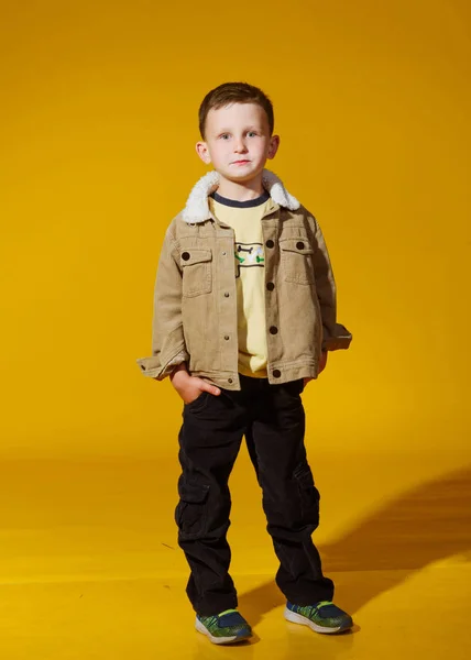 Portret małego, modnego chłopca w studiu — Zdjęcie stockowe