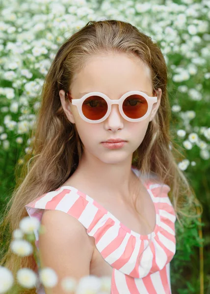 Portret van een jong meisje in de natuur — Stockfoto