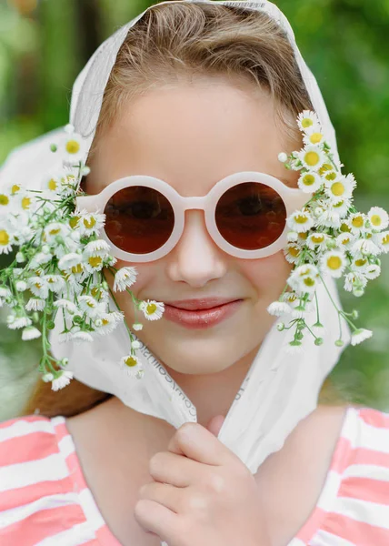 Portret van een jong meisje in de natuur — Stockfoto