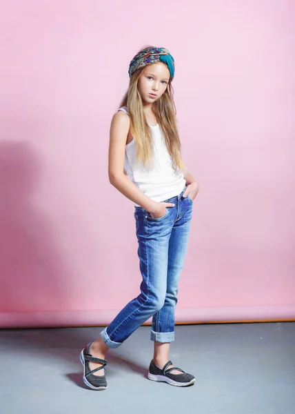 스튜디오에 있는 어린 모델 소녀의 사진 — 스톡 사진