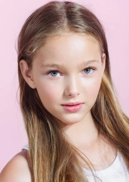 Portret van klein model meisje in studio — Stockfoto
