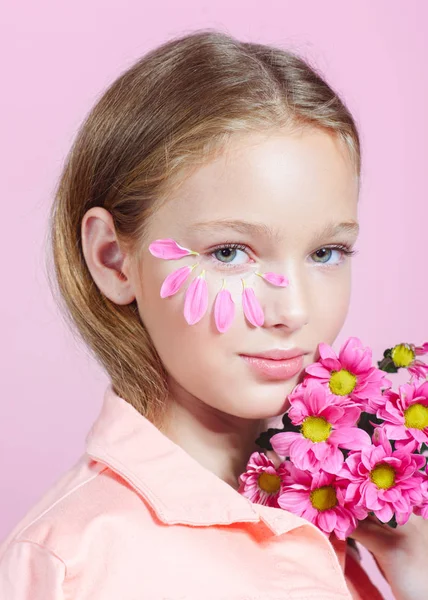 Porträt eines kleinen Modelmädchens im Studio — Stockfoto