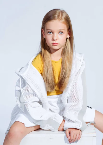 Retrato de menina modelo em estúdio — Fotografia de Stock