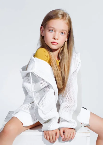 Retrato de menina modelo em estúdio — Fotografia de Stock