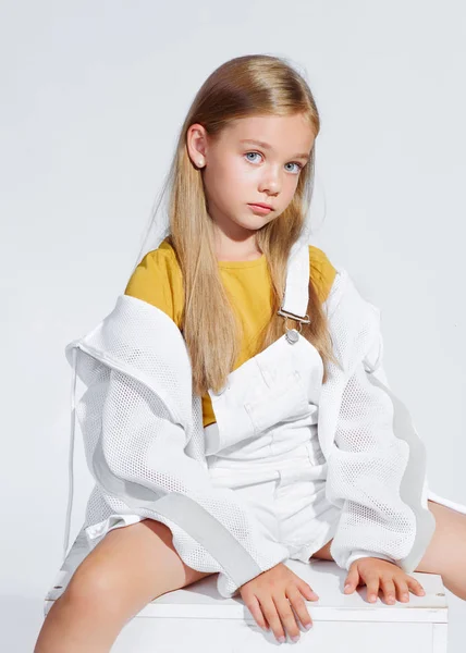 Портрет маленькой модели девушки в студии — стоковое фото