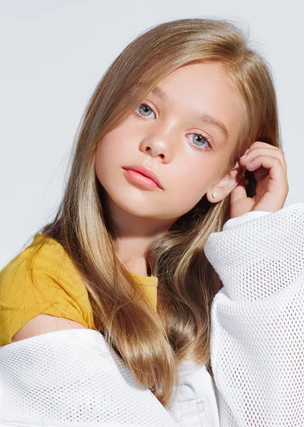 Retrato de niña modelo en el estudio —  Fotos de Stock