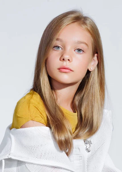 Retrato de niña modelo en el estudio — Foto de Stock