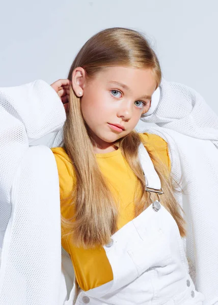 Retrato de menina modelo em estúdio — Fotografia de Stock