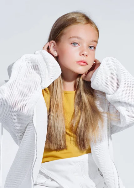 Porträt eines kleinen Modelmädchens im Studio — Stockfoto