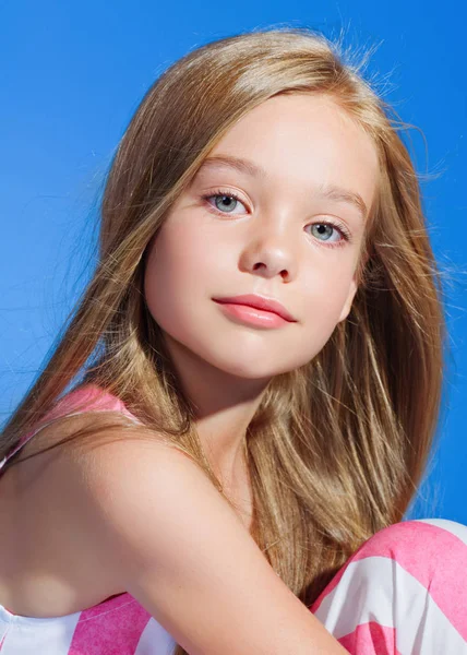 Retrato de niña modelo en el estudio — Foto de Stock