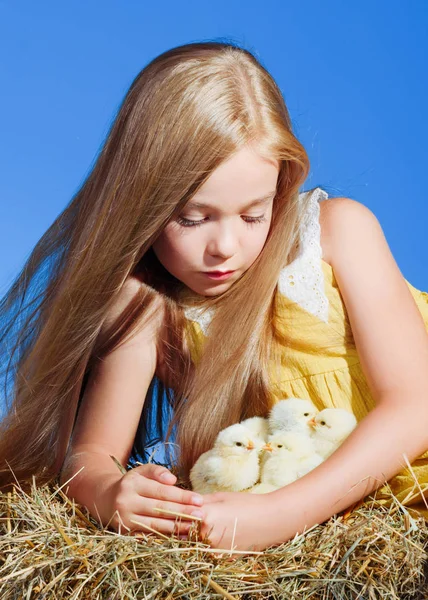 Porträt eines kleinen Modelmädchens im Studio — Stockfoto