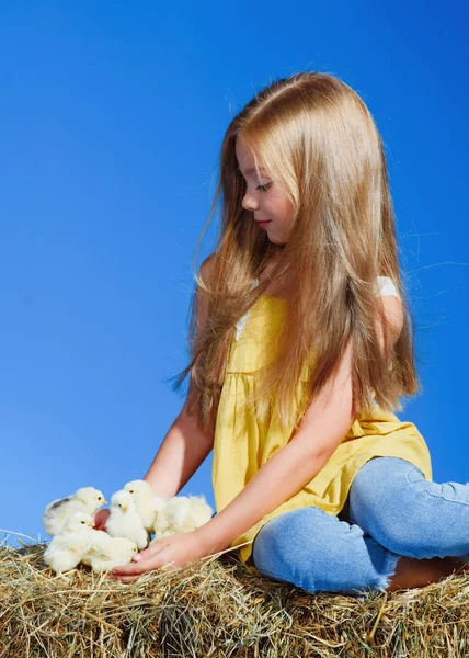 Porträtt av liten modell flicka i studio — Stockfoto