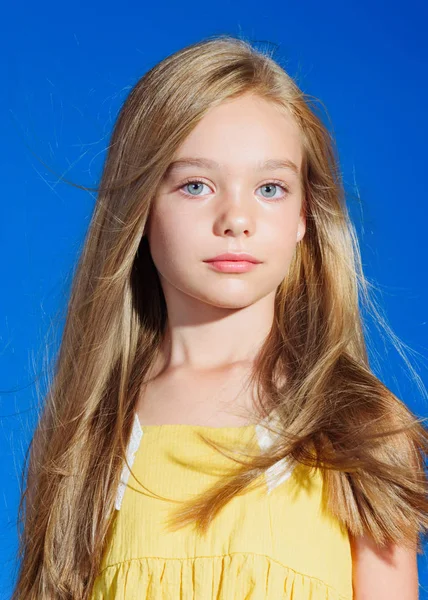 Retrato de niña modelo en el estudio — Foto de Stock