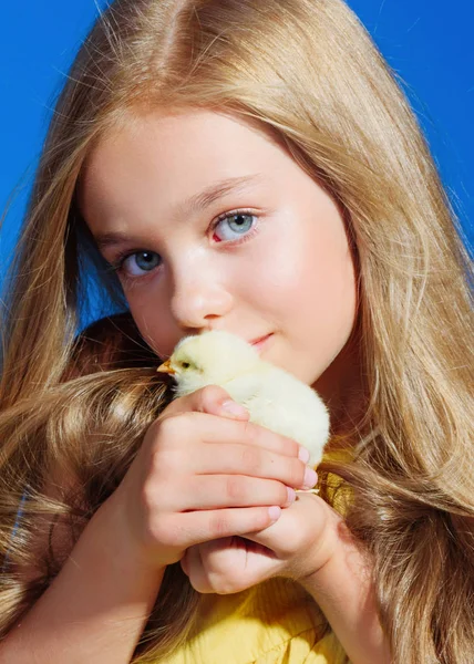 Portrait de petite fille modèle en studio — Photo