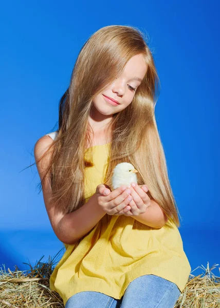 Retrato de niña modelo en el estudio — Foto de Stock