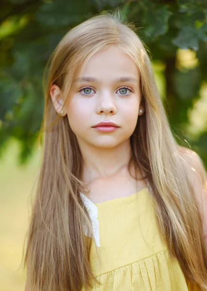 Portret van een jong meisje in de natuur — Stockfoto