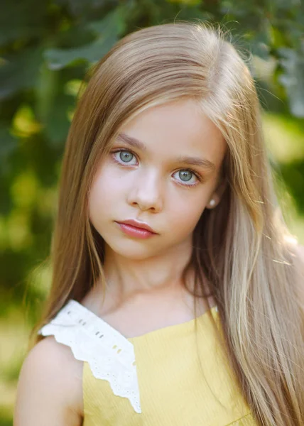 Πορτρέτο ενός νεαρού κοριτσιού στη φύση — Φωτογραφία Αρχείου