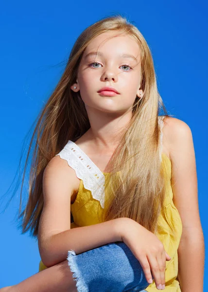 Portré kis modell lány a stúdióban — Stock Fotó