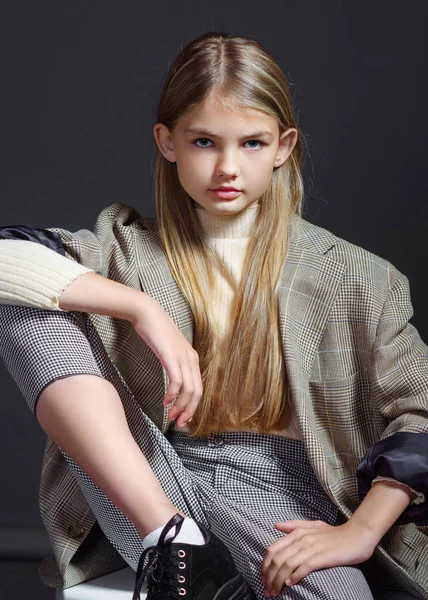 스튜디오에 있는 어린 모델 소녀의 사진 — 스톡 사진