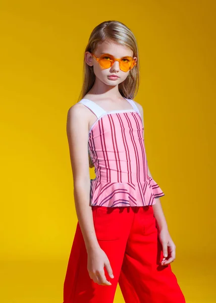 Retrato de niña modelo en el estudio — Foto de Stock