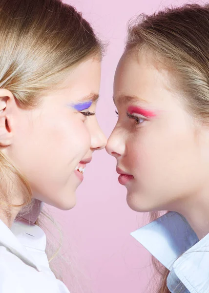 Portret van twee vriendinnen meisjes in de studio — Stockfoto