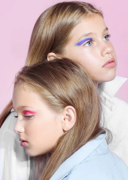 Muotokuva kaksi tyttöystävää tytöt studiossa — kuvapankkivalokuva