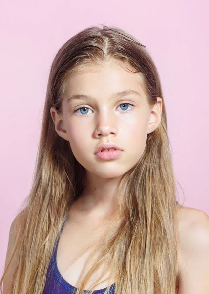 Retrato de menina modelo em estúdio — Fotografia de Stock