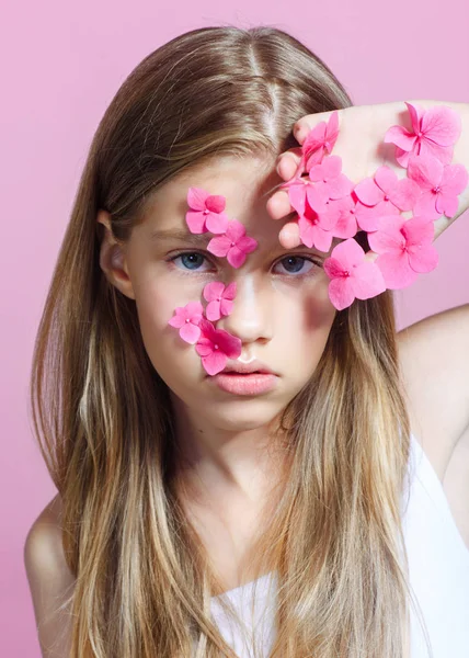 Portret van klein model meisje in studio — Stockfoto