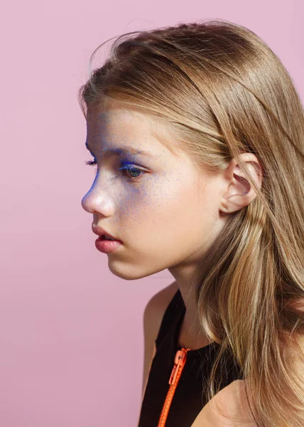 Portret van klein model meisje in studio — Stockfoto