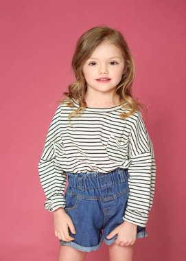 Stüdyoda küçük bir kızın portresi.