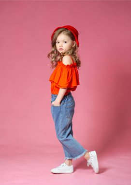 Stüdyoda küçük bir kızın portresi.