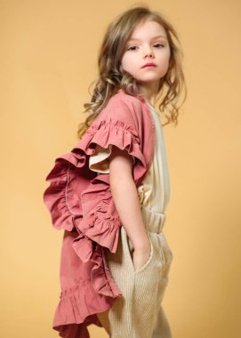 Stüdyoda küçük bir kızın portresi.