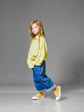 Stüdyoda küçük bir kızın portresi.