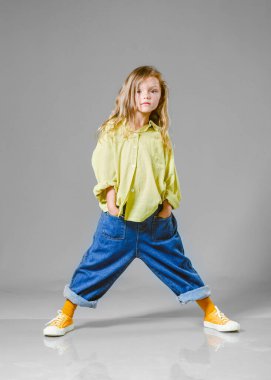 Stüdyoda küçük bir kızın portresi.